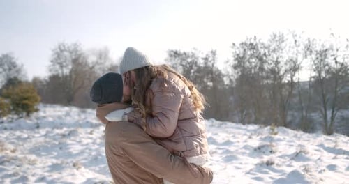 Verliebtes Paar kuschelt im Winterwald