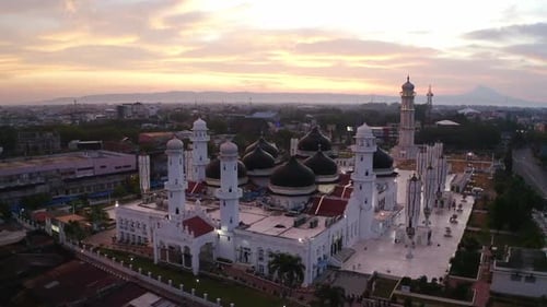 AH - Vue aérienne 4K de Baiturrahman, la belle mosquée d'Aceh, en Indonésie