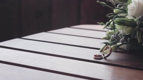 Hochzeitsstrauß und Ringe am Sommertag