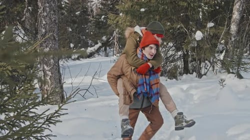 Couple s'amusant un jour d'hiver