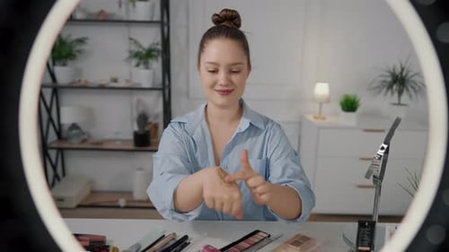 Influencer Bloguera de Belleza Probando Nuevos Cosméticos y Mostrando en Vídeo Tutorial A Una Mujer Joven Bonita