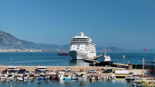 Un paquebot de croisière blanc de luxe, séjour au port, vue aérienne, 4 km, Turquie, Al