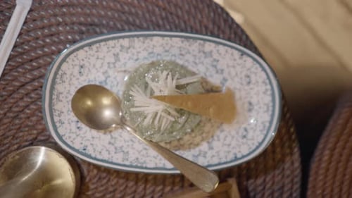 Molho verde em um lindo prato