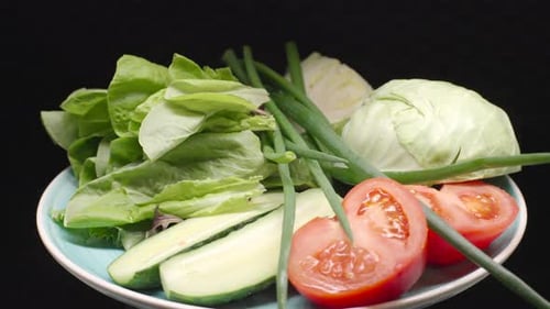 Frischer Gemüsesalat aus Gurke, Tomate, Spinat, Kohl, Salat und Zwiebel