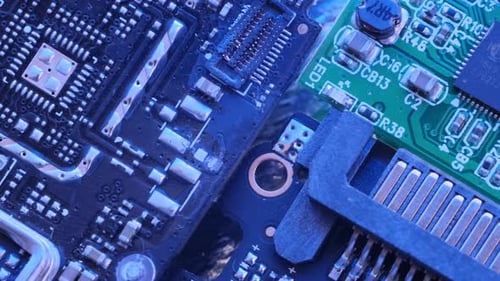 Surface de suivi des microcircuits et des micropuces dans un laboratoire d'ingénierie moderne, gros plan, vue de dessus