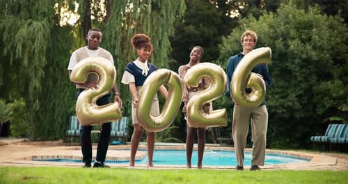Ano novo, balão e amigos no jardim para festa, festival, celebração e feriado juntos