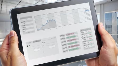 Infográficos de ações em um tablet nas mãos de um investidor