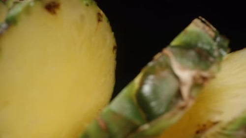 J'ai découpé l'ananas pendant que l'appareil photo glisse entre ses tranches, une photo macro. Dolly Slider Extreme C