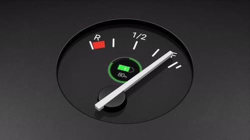 Akkuanzeige des Armaturenbretts eines Elektroautos auf hoch
