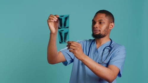 Médecin présentant une radiographie et fournissant un traitement des traumatismes