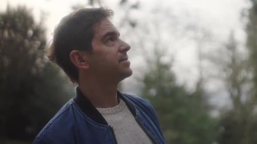 Hombre mirando un árbol