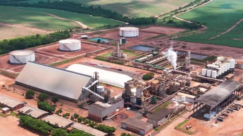 Vista aérea de una planta industrial de producción de biocombustibles a gran escala