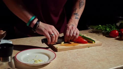 Les bases de la cuisine démontrées grâce à des techniques de coupe de légumes