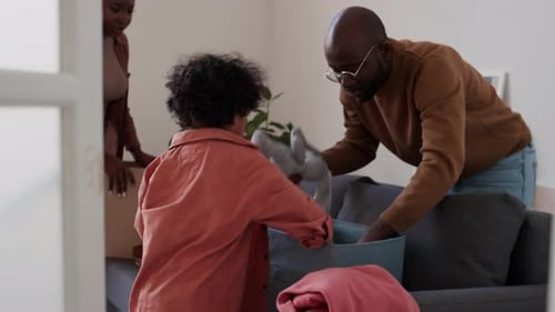 Afroamerikanische Familie packt Sachen vor dem Umzug