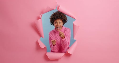 Posen im rosigen Hintergrund eines Papierlochs. Schließ dich mir an und du wirst es nicht bereuen. Fröhlich freundlich
...