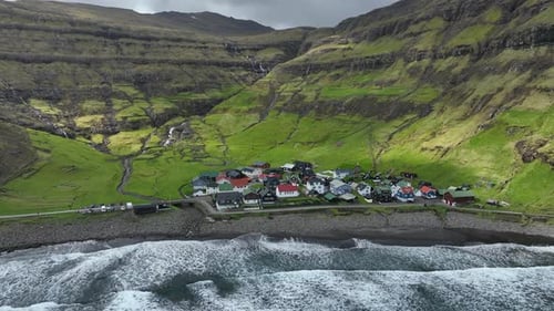 Vue aérienne du village de Tjornuvik et de ses montagnes, îles Féroé