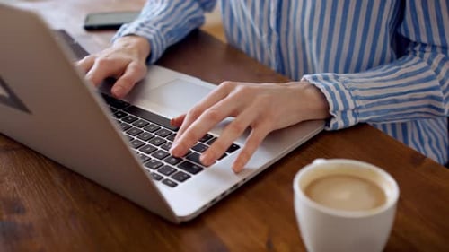 Unerkennbare Geschäftsfrau arbeitet während des Quarantänekonzepts von zu Hause aus am Laptop