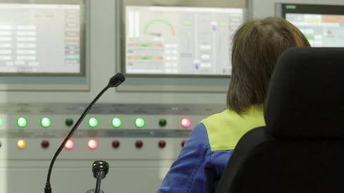 El papel de un operador de sala de control en un entorno industrial es crucial para el stock de operaciones