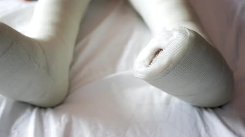 Kleines Kind mit Pflasterverband am Bein