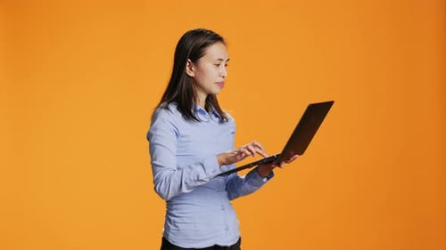 Pessoa casual navegando on-line no laptop no estúdio