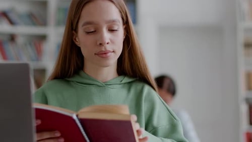 Literarische Aktivitäten im Unterricht Junge Studentin vertieft in Buch zur Förderung des akademischen Fortschritts in