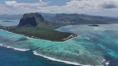 Epischer Blick auf die Insel Mauritius und den Unterwasserwasserfall