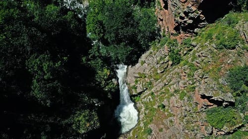 eau qui coule d'une cascade