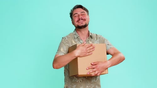 Mann umarmt Versandkarton Happy Smile bringt Begeisterung über das erhaltene Online-Paket zum Ausdruck