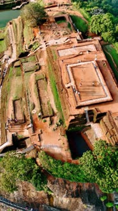 Les gens se promènent devant les ruines de l'ancienne forteresse de Sigiriya au Sri Lanka.