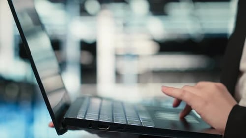 Nahaufnahme der Laptop-Software, die vom Rechenzentrumsadministrator zur Fehlerbehebung verwendet wird