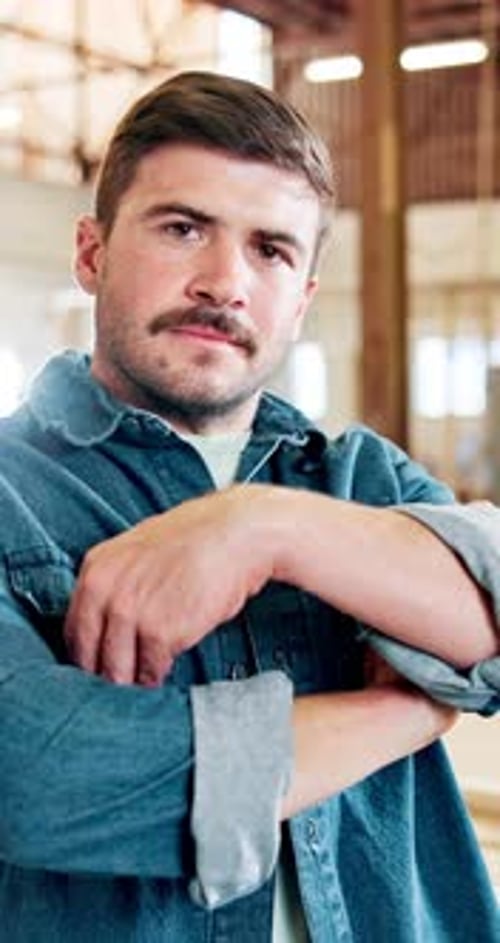 Hombre, rostro o carpintero con confianza para carpintería, servicios de madera o negocios de muebles