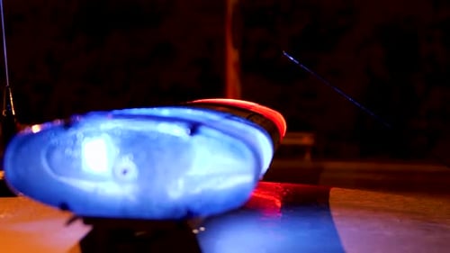Konzept der Sicherheit und des Schutzes von Menschen. Seitenansicht des Polizeiautos bei