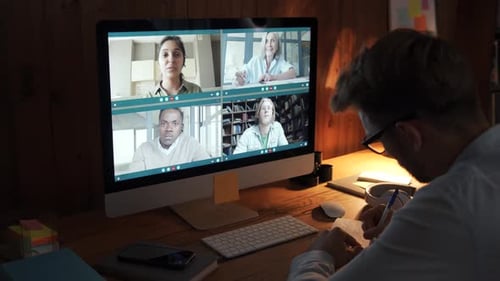 Geschäftsmann trifft virtuelles Team bei Videokonferenz mit Computer. Sozial