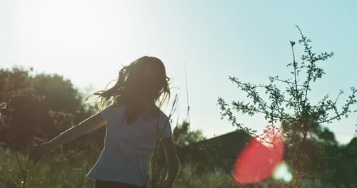 Menina criança correndo no prado
