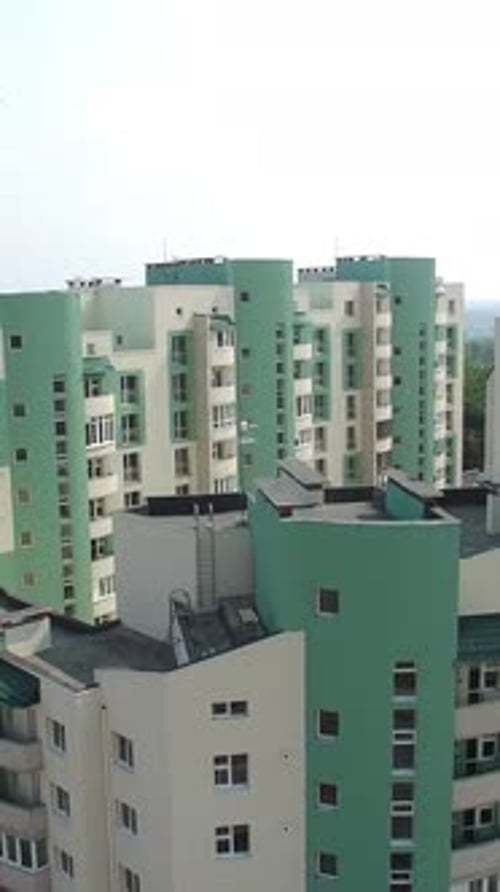 Hermosa vista de la apertura de un edificio moderno que se está construyendo en un nuevo complejo residencial.