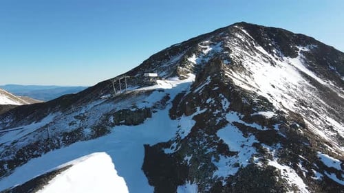 Approche aérienne par drone de l'une des pistes de la station de ski de Cerler