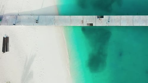 Píer com vista aérea na praia na ilha local Fulidhoo ao pôr do sol nas Maldivas