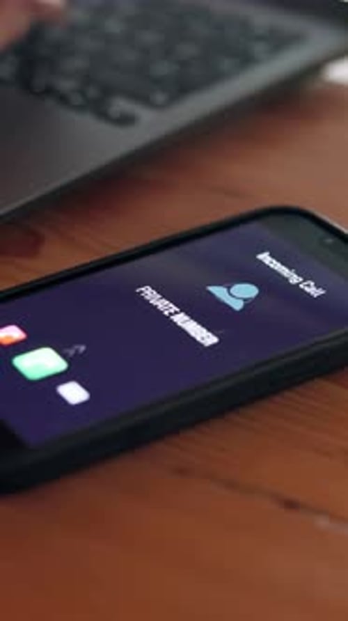 Chamada telefônica, mulher ou mão no escritório com tela, chamador desconhecido e laptop para trabalhar