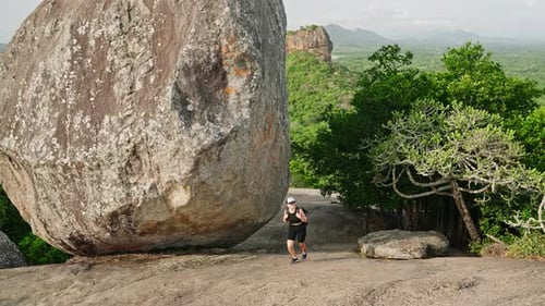 Mulher ativa sobe as Montanhas Rochosas com uma mochila Adventure Traveler, explorando terrenos acidentados