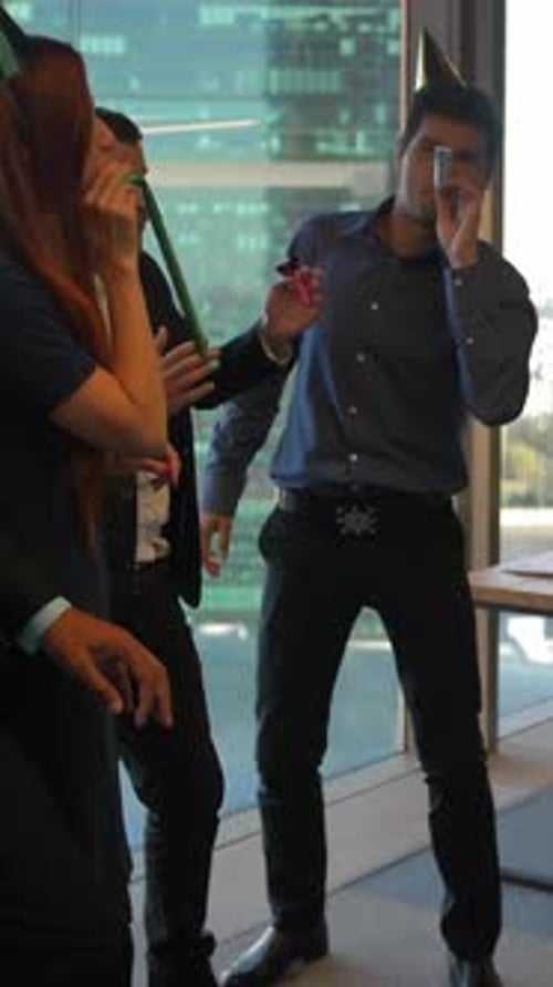 Vertical de colegas felizes comemorando aniversário no moderno escritório de coworking Serpentine Pipes