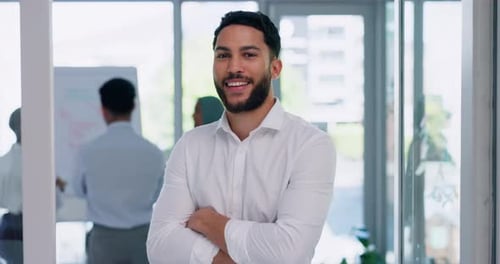 Liderazgo, confianza y orgulloso empresario en una nueva oficina con una sonrisa