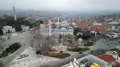 la mezquita de Beyazit con vistas al estrecho del Cuerno de Oro, vista desde atrás