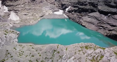 Vue aérienne du lac alpin suisse dans les Alpes à Lenk, Suisse