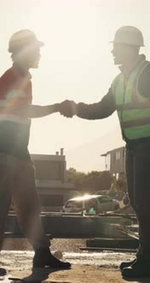 Apretón de manos, trato o trabajadores de la construcción en el sitio para planificar, llegar a un acuerdo o negociar la ciudad