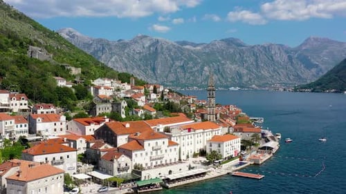 Vue sur la ville historique de Perast dans la célèbre baie de Kotor par une belle journée ensoleillée avec un ciel bleu