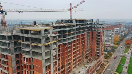 Sitio de construcción de un rascacielos moderno.