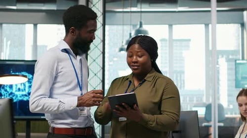 Colegas de trabalho do Startup Office fazendo um brainstorming e desenvolvendo modelos de IA