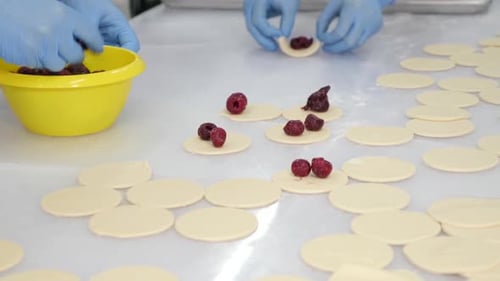 1. Elaboración de albóndigas moldeadas con cerezas. Trabajo en equipo en la cocina. Cocina casera.