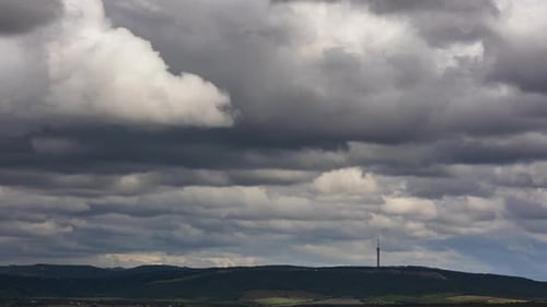 Unheimliche stürmische dunkle Wolken ziehen über den Himmel