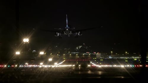 Kommerziell Flugzeug landet nach dem Flug auf der Landebahn des Flughafenterminals